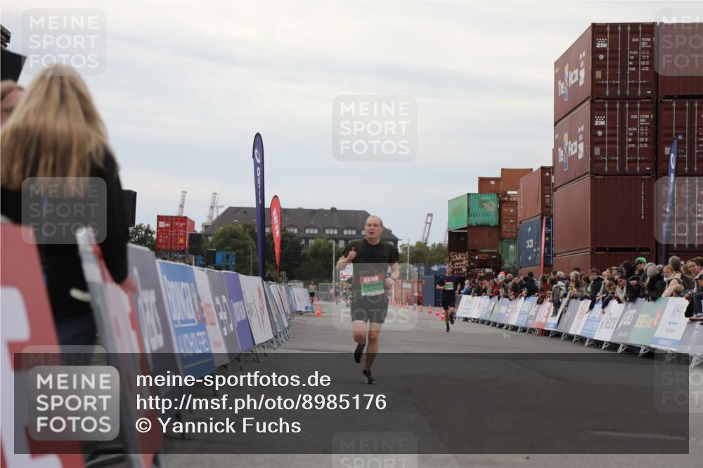 03.10.2025 - Köhlbrandbrückenlauf Yannick Fuchs http://msf.ph/oto/8985176 03.10.2025 15:57:16 Ziel 7107, 9032, 9087 meine-sportfotos.de