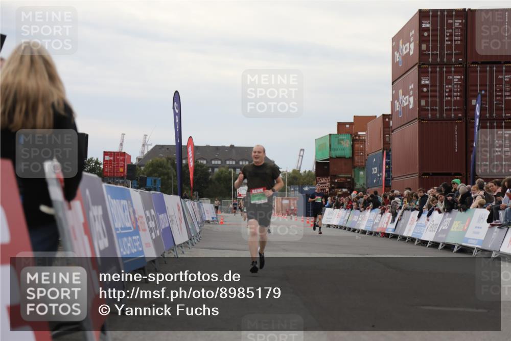 03.10.2025 - Köhlbrandbrückenlauf Yannick Fuchs http://msf.ph/oto/8985179 03.10.2025 15:57:16 Ziel 7107, 9032, 9087 meine-sportfotos.de