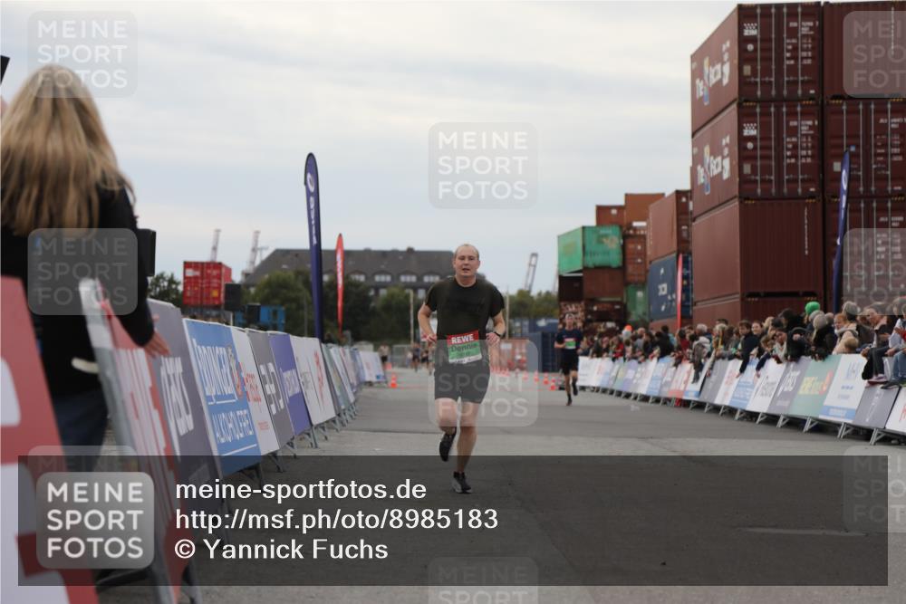 03.10.2025 - Köhlbrandbrückenlauf Yannick Fuchs http://msf.ph/oto/8985183 03.10.2025 15:57:17 Ziel 7107, 9032, 9087 meine-sportfotos.de