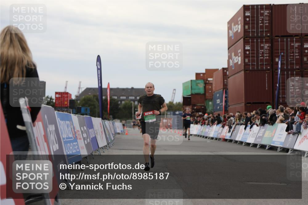 03.10.2025 - Köhlbrandbrückenlauf Yannick Fuchs http://msf.ph/oto/8985187 03.10.2025 15:57:17 Ziel 7107, 9032, 9087 meine-sportfotos.de