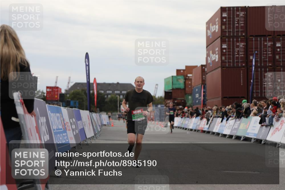 03.10.2025 - Köhlbrandbrückenlauf Yannick Fuchs http://msf.ph/oto/8985190 03.10.2025 15:57:17 Ziel 7107, 9032, 9087 meine-sportfotos.de