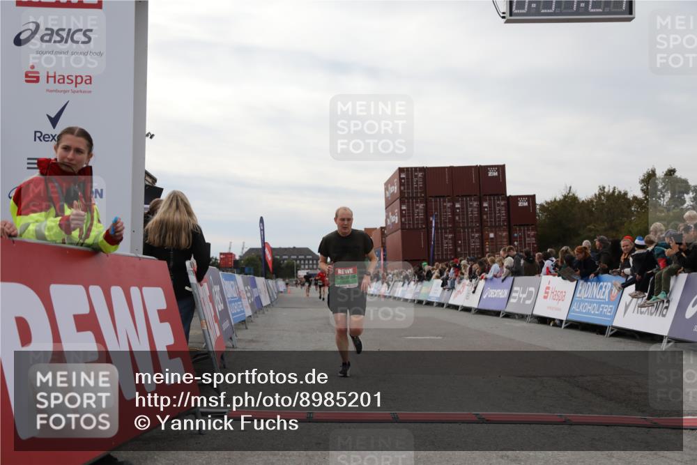 03.10.2025 - Köhlbrandbrückenlauf Yannick Fuchs http://msf.ph/oto/8985201 03.10.2025 15:57:19 Ziel 9087, 9668 meine-sportfotos.de