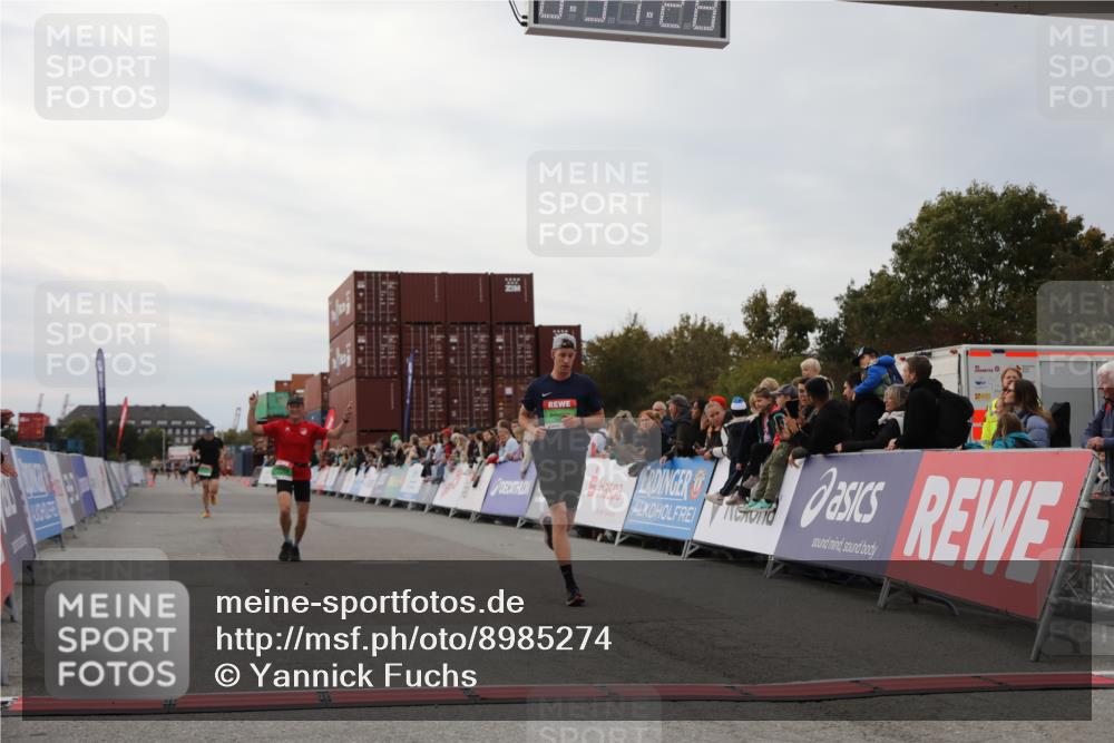 03.10.2025 - Köhlbrandbrückenlauf Yannick Fuchs http://msf.ph/oto/8985274 03.10.2025 15:57:26 Ziel 7261, 7535, 9668 meine-sportfotos.de