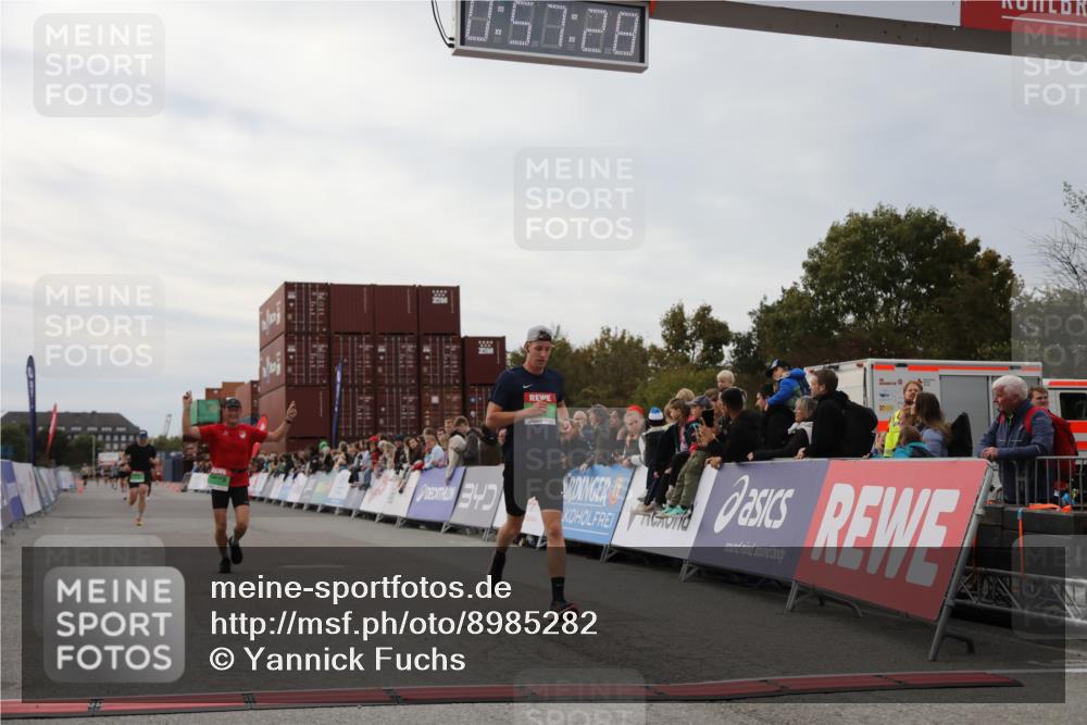 03.10.2025 - Köhlbrandbrückenlauf Yannick Fuchs http://msf.ph/oto/8985282 03.10.2025 15:57:26 Ziel 7261, 7535, 9668 meine-sportfotos.de
