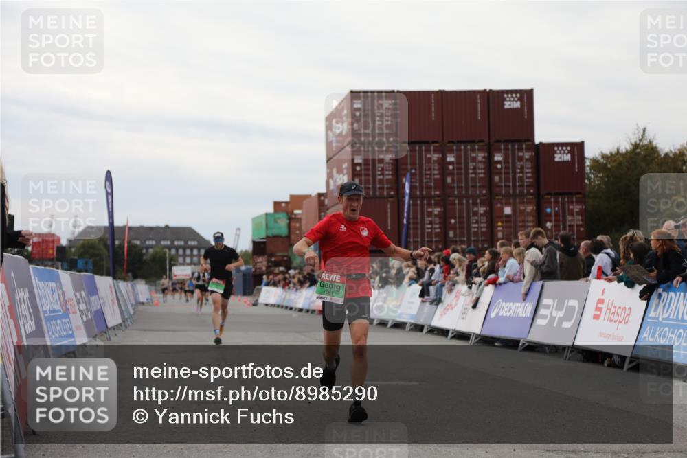 03.10.2025 - Köhlbrandbrückenlauf Yannick Fuchs http://msf.ph/oto/8985290 03.10.2025 15:57:27 Ziel 7261, 7535, 9668 meine-sportfotos.de