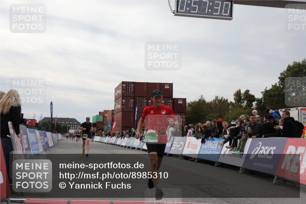 03.10.2025 - Köhlbrandbrückenlauf Yannick Fuchs http://msf.ph/oto/8985310 03.10.2025 15:57:28 Ziel 7261, 7535, 9668 meine-sportfotos.de