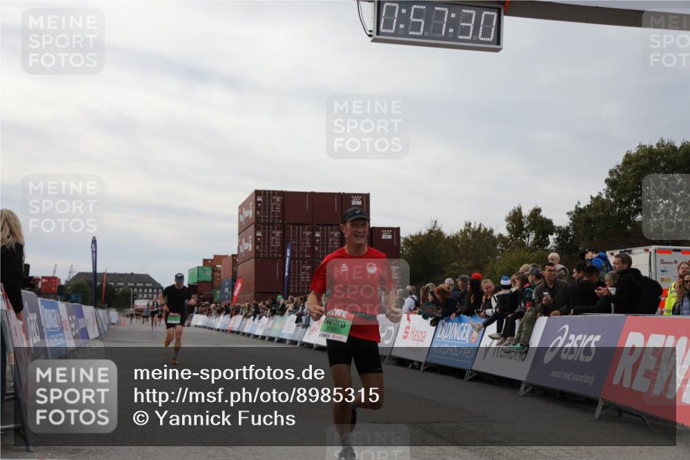03.10.2025 - Köhlbrandbrückenlauf Yannick Fuchs http://msf.ph/oto/8985315 03.10.2025 15:57:28 Ziel 7261, 7535, 9668 meine-sportfotos.de