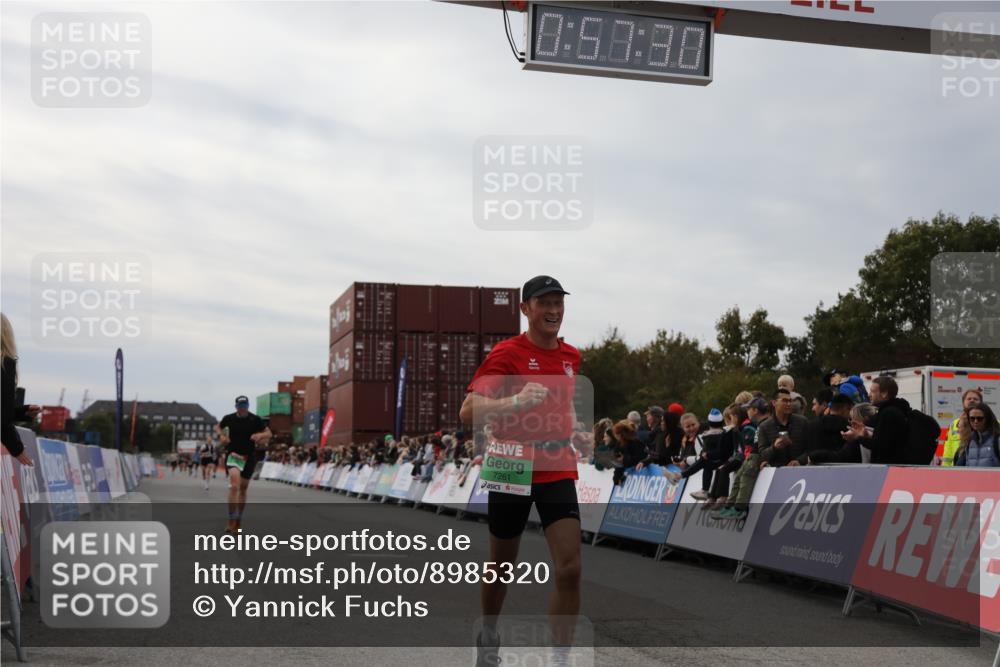 03.10.2025 - Köhlbrandbrückenlauf Yannick Fuchs http://msf.ph/oto/8985320 03.10.2025 15:57:28 Ziel 7261, 7535, 9668 meine-sportfotos.de