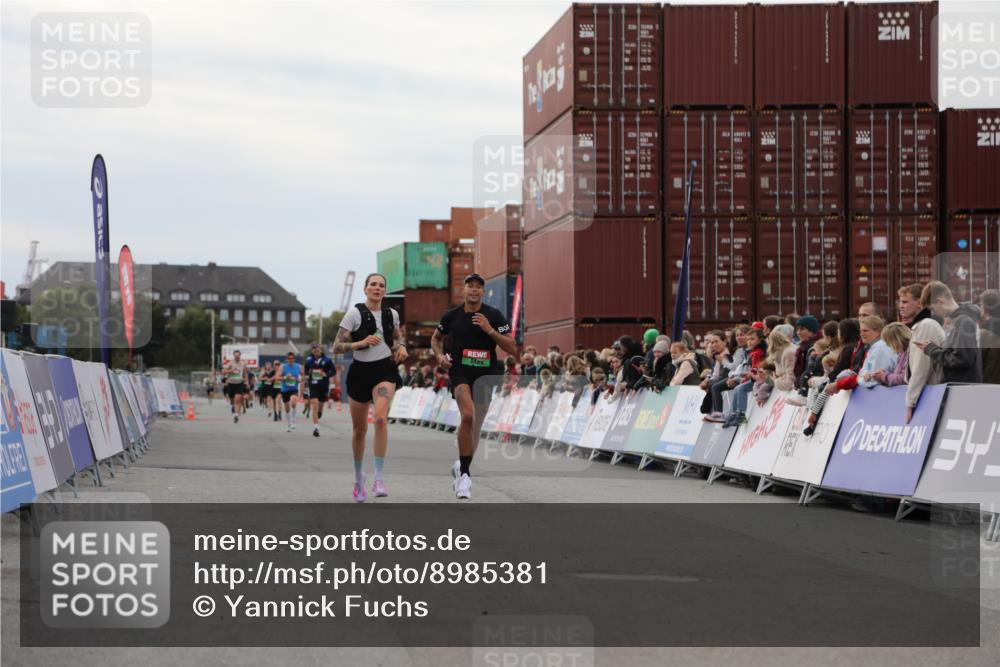 03.10.2025 - Köhlbrandbrückenlauf Yannick Fuchs http://msf.ph/oto/8985381 03.10.2025 15:57:34 Ziel 7535, 9177, 9178 meine-sportfotos.de