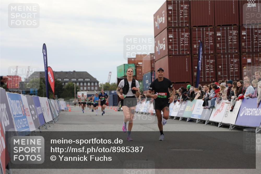 03.10.2025 - Köhlbrandbrückenlauf Yannick Fuchs http://msf.ph/oto/8985387 03.10.2025 15:57:35 Ziel 9177, 9178 meine-sportfotos.de