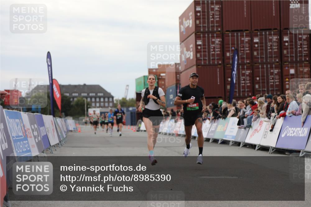 03.10.2025 - Köhlbrandbrückenlauf Yannick Fuchs http://msf.ph/oto/8985390 03.10.2025 15:57:35 Ziel 9177, 9178 meine-sportfotos.de