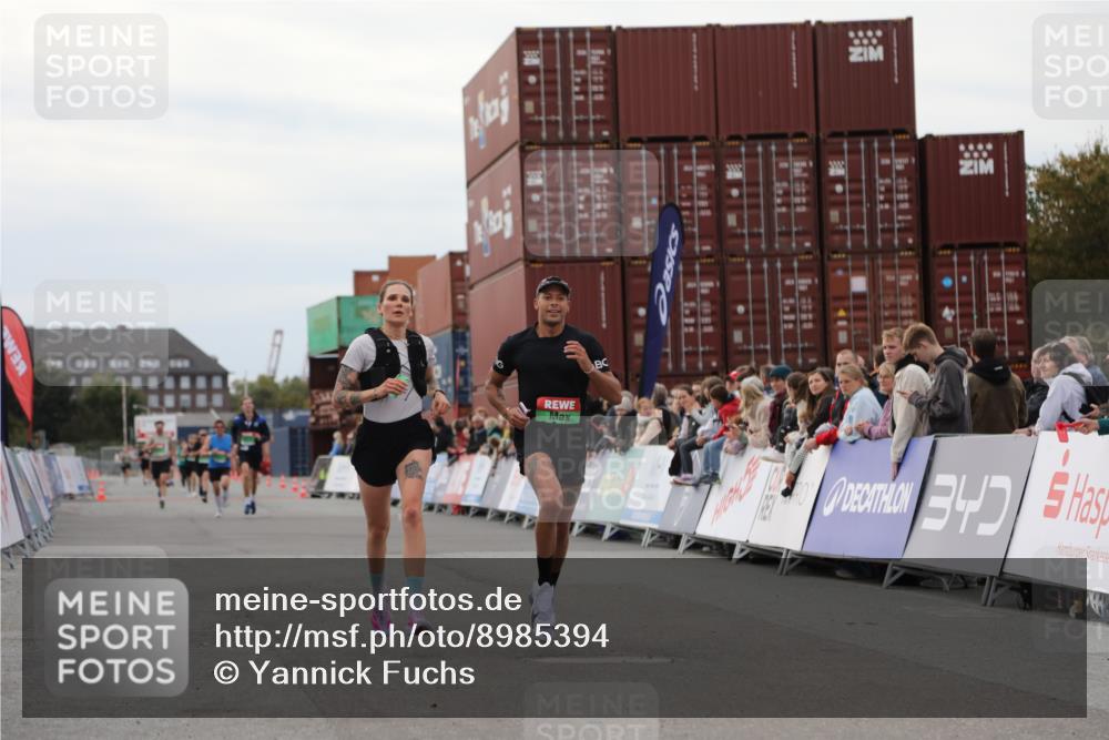 03.10.2025 - Köhlbrandbrückenlauf Yannick Fuchs http://msf.ph/oto/8985394 03.10.2025 15:57:35 Ziel 9177, 9178 meine-sportfotos.de