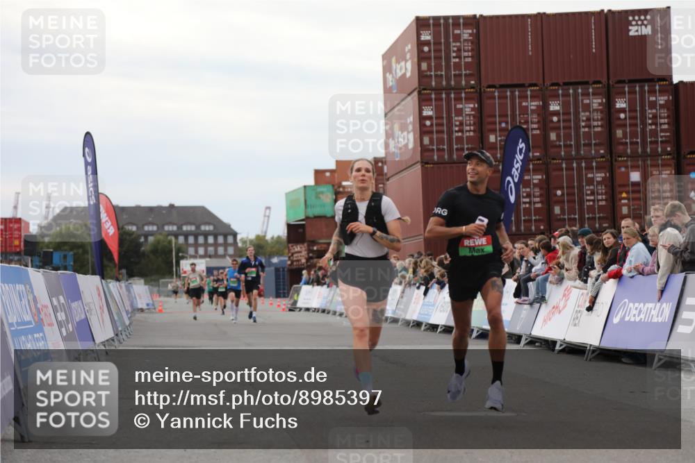 03.10.2025 - Köhlbrandbrückenlauf Yannick Fuchs http://msf.ph/oto/8985397 03.10.2025 15:57:35 Ziel 9177, 9178 meine-sportfotos.de