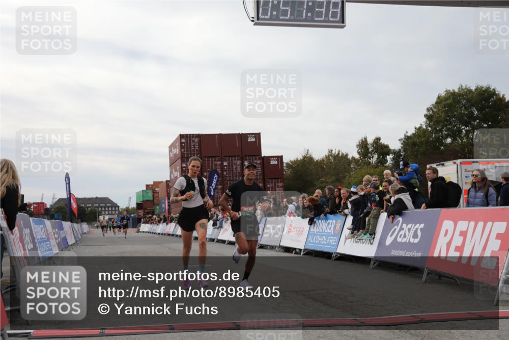 03.10.2025 - Köhlbrandbrückenlauf Yannick Fuchs http://msf.ph/oto/8985405 03.10.2025 15:57:36 Ziel 7274, 9177, 9178 meine-sportfotos.de