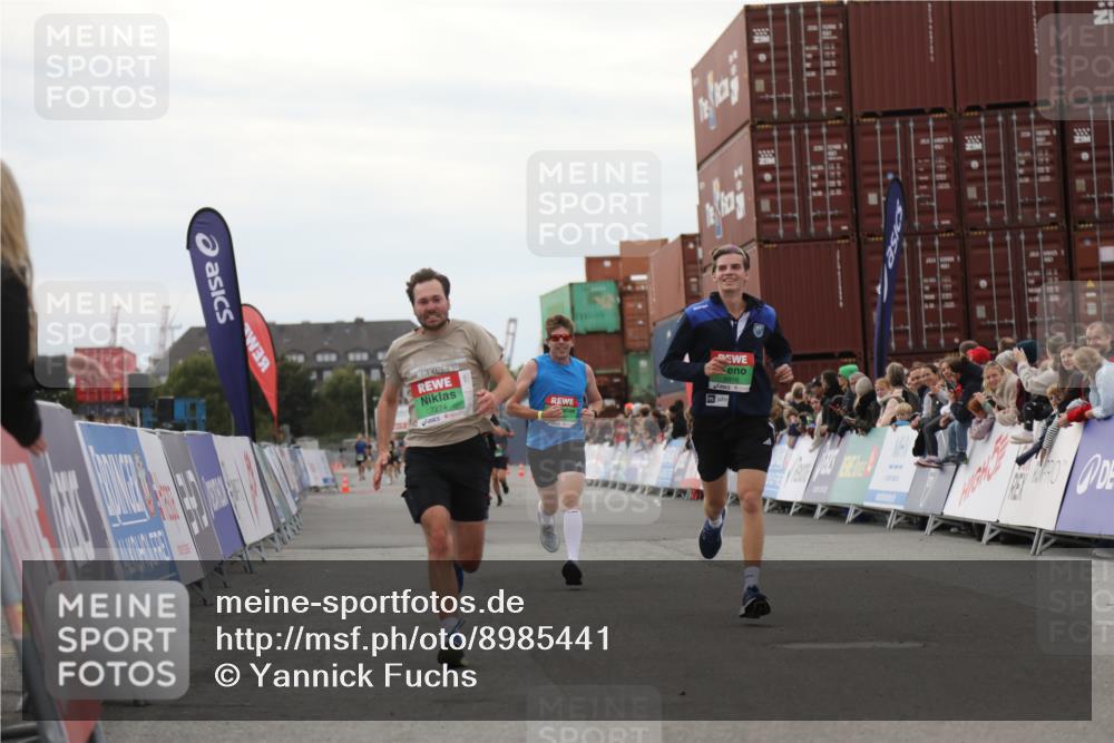 03.10.2025 - Köhlbrandbrückenlauf Yannick Fuchs http://msf.ph/oto/8985441 03.10.2025 15:57:43 Ziel 7082, 7274, 7570, 8916 meine-sportfotos.de