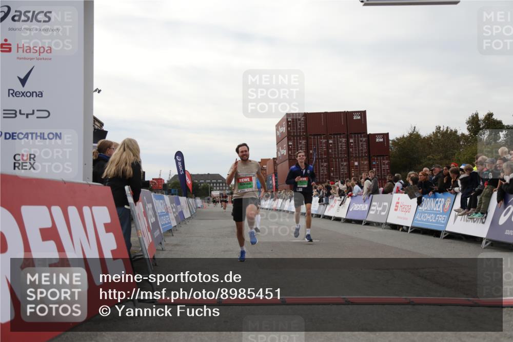 03.10.2025 - Köhlbrandbrückenlauf Yannick Fuchs http://msf.ph/oto/8985451 03.10.2025 15:57:44 Ziel 7082, 7127, 7274, 7570, 8916 meine-sportfotos.de