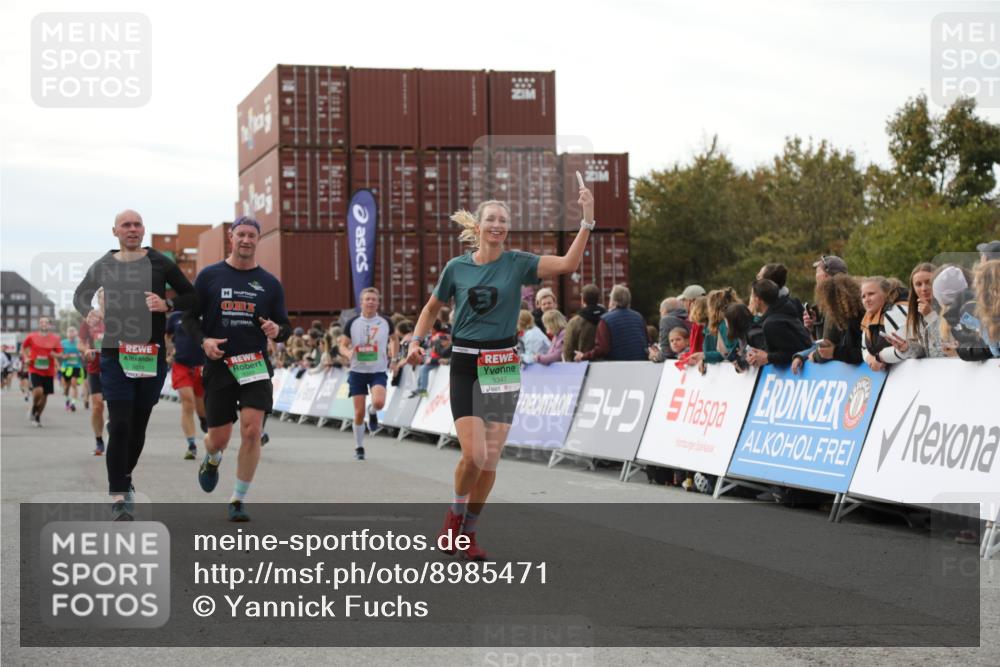 03.10.2025 - Köhlbrandbrückenlauf Yannick Fuchs http://msf.ph/oto/8985471 03.10.2025 16:10:13 Ziel 7139, 7217, 7421, 7437, 7764, 8932, 8989, 9347, 9348, 9349, 9458 meine-sportfotos.de