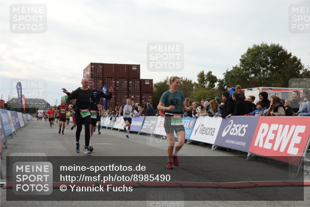03.10.2025 - Köhlbrandbrückenlauf Yannick Fuchs http://msf.ph/oto/8985490 03.10.2025 16:10:14 Ziel 7139, 7217, 7304, 7421, 7437, 8932, 8989, 9347, 9348, 9349 meine-sportfotos.de
