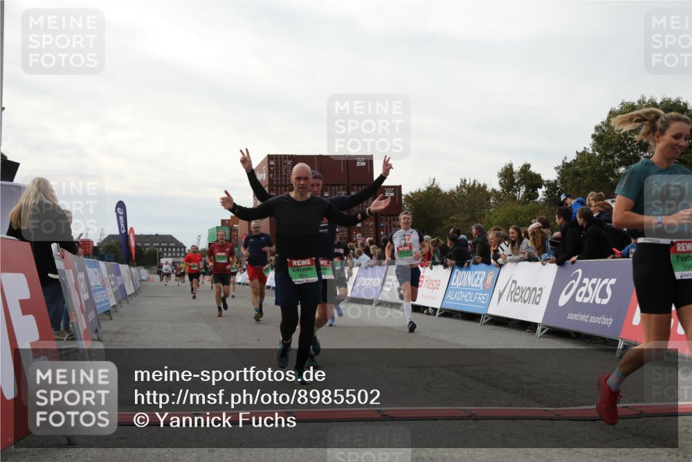 03.10.2025 - Köhlbrandbrückenlauf Yannick Fuchs http://msf.ph/oto/8985502 03.10.2025 16:10:15 Ziel 7139, 7217, 7304, 7421, 7437, 8932, 8989, 9347, 9348, 9349 meine-sportfotos.de
