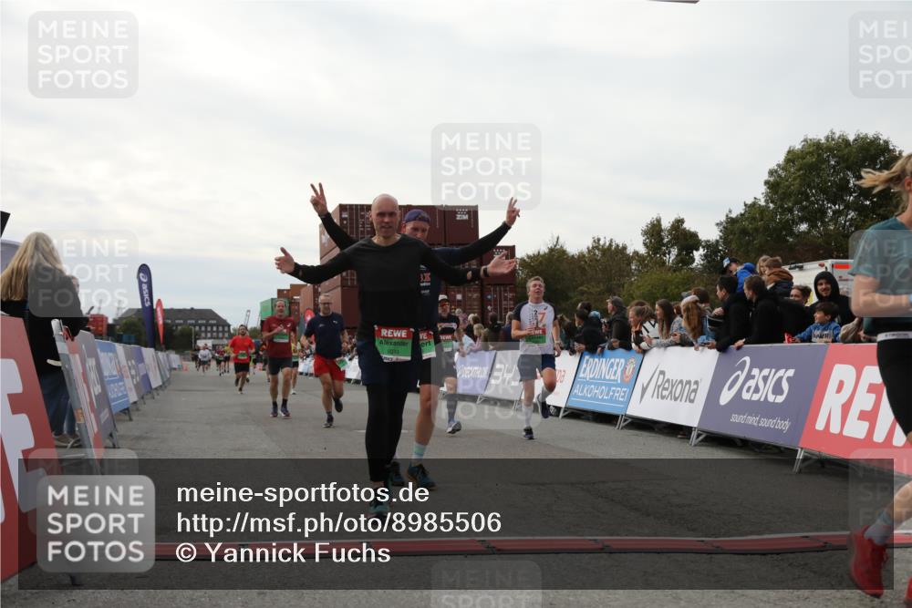 03.10.2025 - Köhlbrandbrückenlauf Yannick Fuchs http://msf.ph/oto/8985506 03.10.2025 16:10:15 Ziel 7139, 7217, 7304, 7421, 7437, 8932, 8989, 9347, 9348, 9349 meine-sportfotos.de