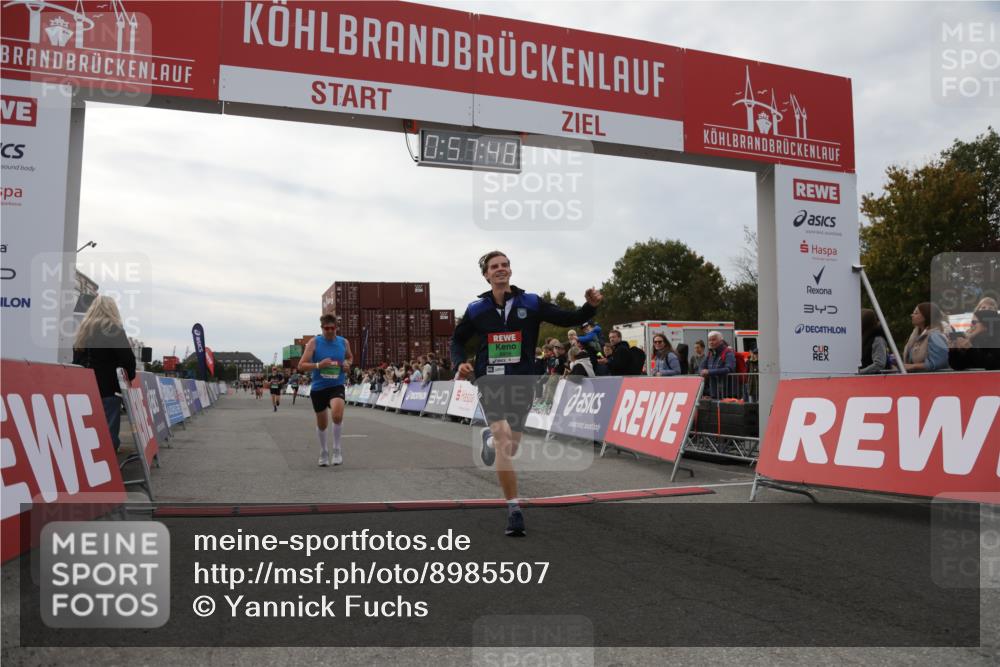 03.10.2025 - Köhlbrandbrückenlauf Yannick Fuchs http://msf.ph/oto/8985507 03.10.2025 15:57:46 Ziel 7082, 7127, 7274, 7570, 8916 meine-sportfotos.de