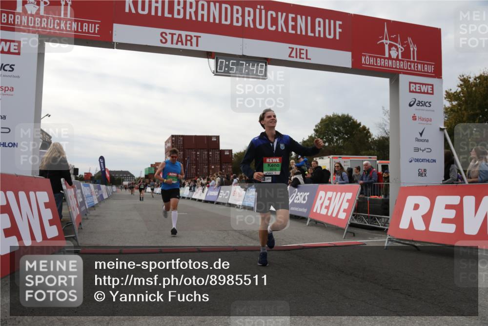 03.10.2025 - Köhlbrandbrückenlauf Yannick Fuchs http://msf.ph/oto/8985511 03.10.2025 15:57:46 Ziel 7082, 7127, 7274, 7570, 8916 meine-sportfotos.de