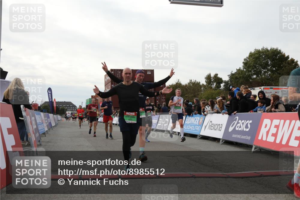 03.10.2025 - Köhlbrandbrückenlauf Yannick Fuchs http://msf.ph/oto/8985512 03.10.2025 16:10:16 Ziel 7139, 7217, 7304, 7421, 8097, 8932, 8989, 9347, 9348, 9349, 9542 meine-sportfotos.de