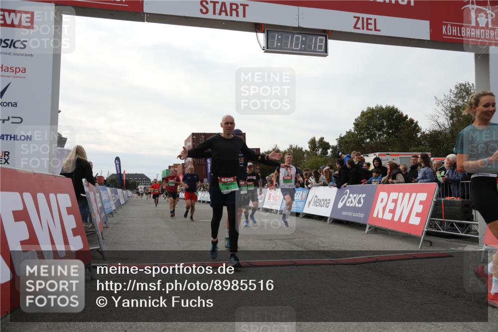 03.10.2025 - Köhlbrandbrückenlauf Yannick Fuchs http://msf.ph/oto/8985516 03.10.2025 16:10:16 Ziel 7139, 7217, 7304, 7421, 8097, 8932, 8989, 9347, 9348, 9349, 9542 meine-sportfotos.de