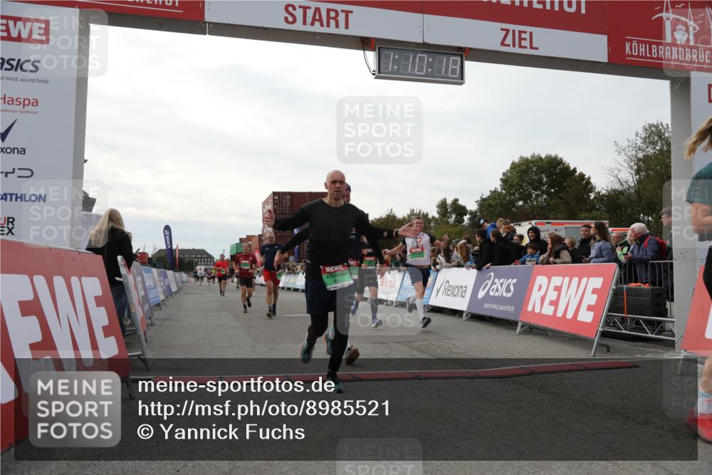 03.10.2025 - Köhlbrandbrückenlauf Yannick Fuchs http://msf.ph/oto/8985521 03.10.2025 16:10:16 Ziel 7139, 7217, 7304, 7421, 8097, 8932, 8989, 9347, 9348, 9349, 9542 meine-sportfotos.de