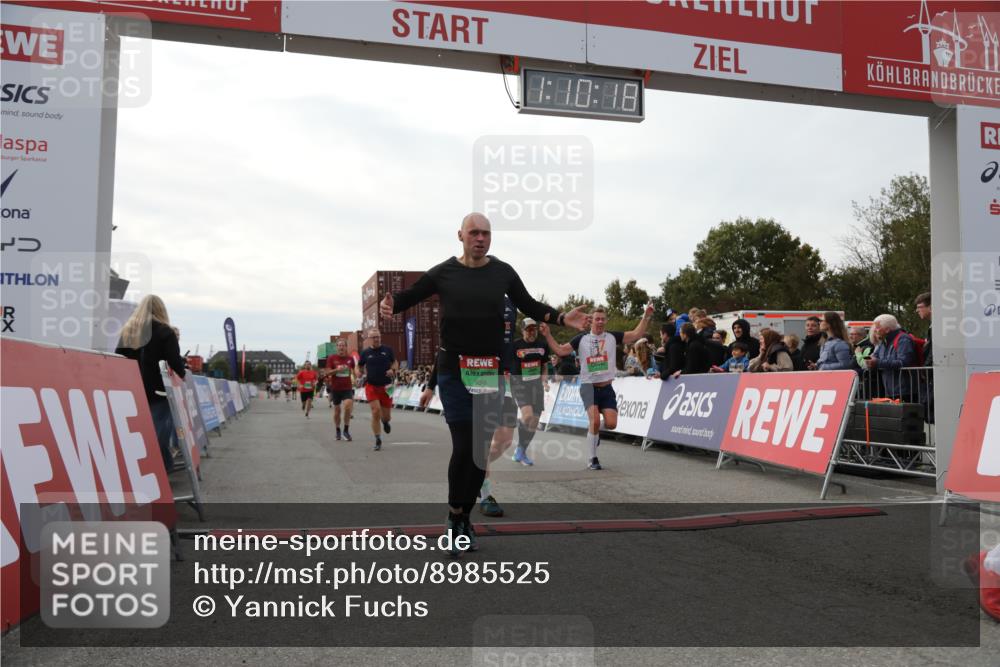 03.10.2025 - Köhlbrandbrückenlauf Yannick Fuchs http://msf.ph/oto/8985525 03.10.2025 16:10:16 Ziel 7139, 7217, 7304, 7421, 8097, 8932, 8989, 9347, 9348, 9349, 9542 meine-sportfotos.de