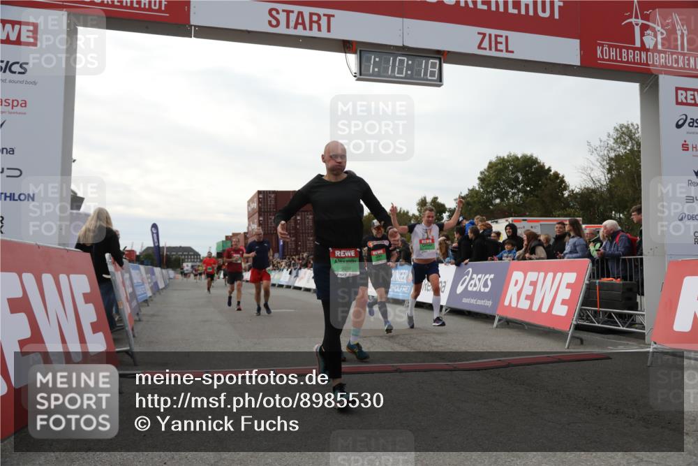03.10.2025 - Köhlbrandbrückenlauf Yannick Fuchs http://msf.ph/oto/8985530 03.10.2025 16:10:16 Ziel 7139, 7217, 7304, 7421, 8097, 8932, 8989, 9347, 9348, 9349, 9542 meine-sportfotos.de
