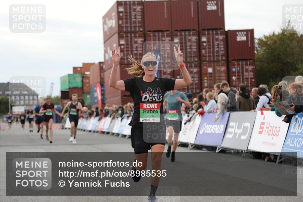 03.10.2025 - Köhlbrandbrückenlauf Yannick Fuchs http://msf.ph/oto/8985535 03.10.2025 15:57:50 Ziel 7051, 7082, 7127, 7131, 7570, 9438 meine-sportfotos.de