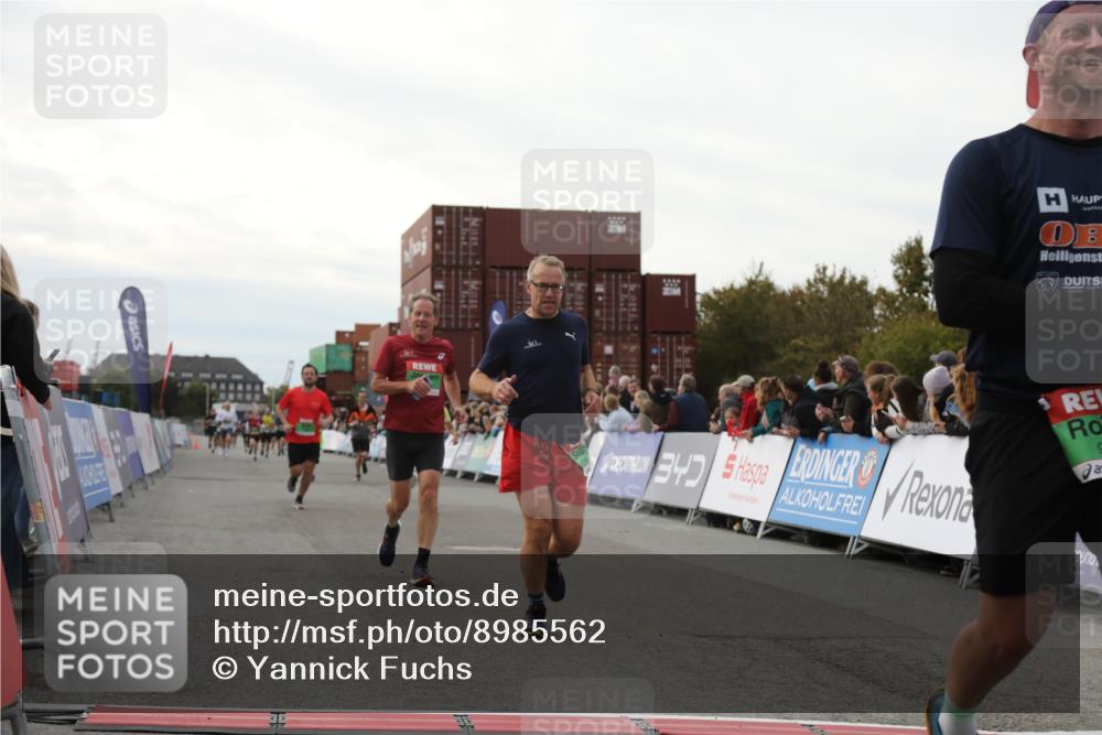 03.10.2025 - Köhlbrandbrückenlauf Yannick Fuchs http://msf.ph/oto/8985562 03.10.2025 16:10:18 Ziel 7139, 7217, 7304, 7421, 8097, 8932, 8989, 9347, 9348, 9349, 9542 meine-sportfotos.de