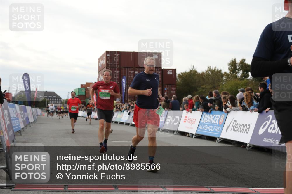 03.10.2025 - Köhlbrandbrückenlauf Yannick Fuchs http://msf.ph/oto/8985566 03.10.2025 16:10:18 Ziel 7139, 7217, 7304, 7421, 8097, 8932, 8989, 9347, 9348, 9349, 9542 meine-sportfotos.de