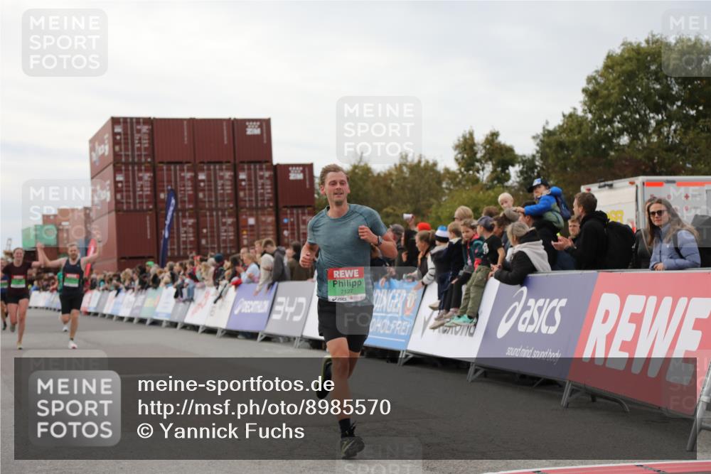 03.10.2025 - Köhlbrandbrückenlauf Yannick Fuchs http://msf.ph/oto/8985570 03.10.2025 15:57:52 Ziel 7051, 7087, 7127, 7131, 7570, 9438 meine-sportfotos.de