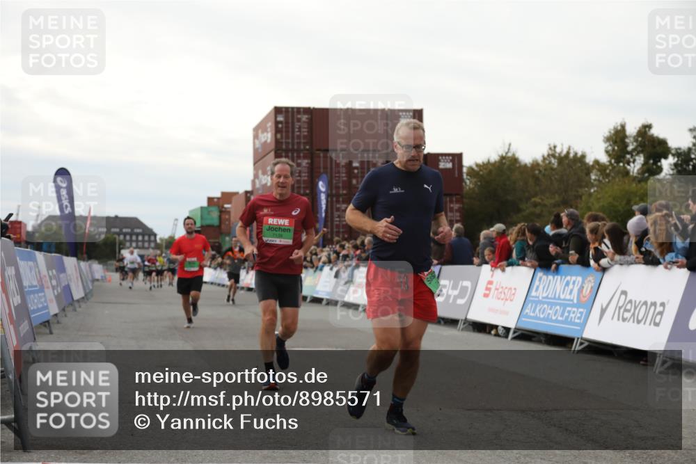 03.10.2025 - Köhlbrandbrückenlauf Yannick Fuchs http://msf.ph/oto/8985571 03.10.2025 16:10:18 Ziel 7139, 7217, 7304, 7421, 8097, 8932, 8989, 9347, 9348, 9349, 9542 meine-sportfotos.de