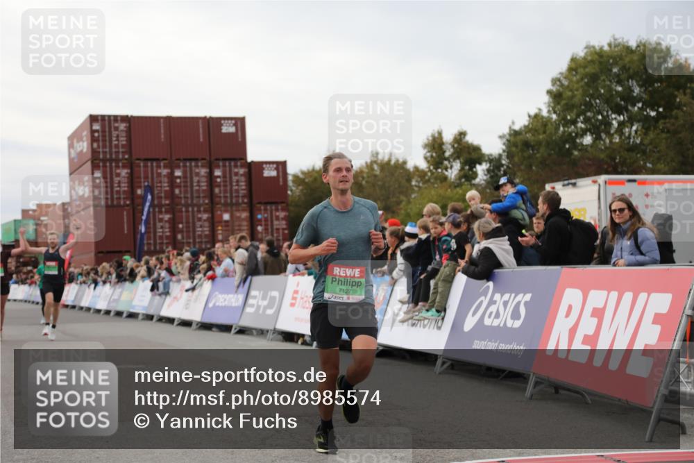03.10.2025 - Köhlbrandbrückenlauf Yannick Fuchs http://msf.ph/oto/8985574 03.10.2025 15:57:52 Ziel 7051, 7087, 7127, 7131, 7570, 9438 meine-sportfotos.de