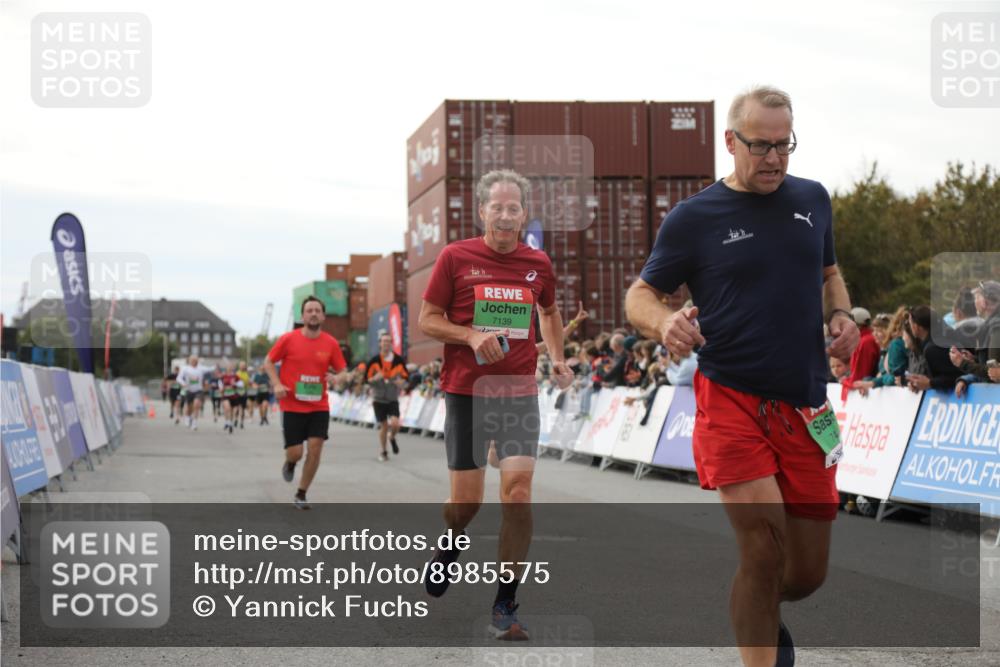 03.10.2025 - Köhlbrandbrückenlauf Yannick Fuchs http://msf.ph/oto/8985575 03.10.2025 16:10:18 Ziel 7139, 7217, 7304, 7421, 8097, 8932, 8989, 9347, 9348, 9349, 9542 meine-sportfotos.de