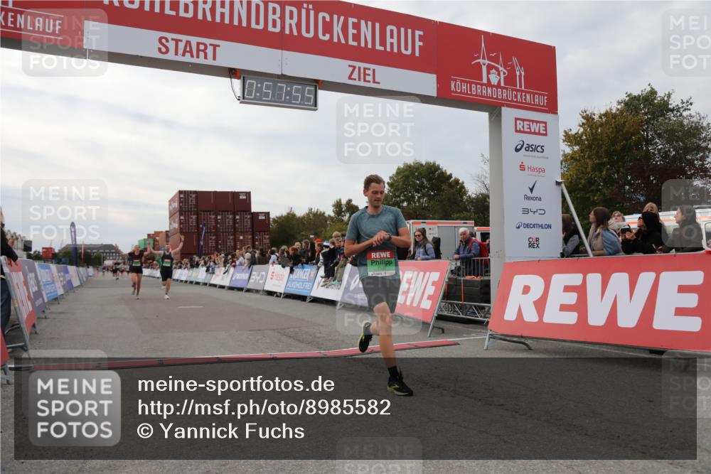 03.10.2025 - Köhlbrandbrückenlauf Yannick Fuchs http://msf.ph/oto/8985582 03.10.2025 15:57:53 Ziel 7051, 7087, 7127, 7131, 7570, 9438 meine-sportfotos.de