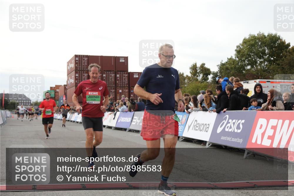 03.10.2025 - Köhlbrandbrückenlauf Yannick Fuchs http://msf.ph/oto/8985583 03.10.2025 16:10:19 Ziel 7139, 7217, 7304, 7421, 8097, 8932, 8989, 9348, 9349, 9542 meine-sportfotos.de