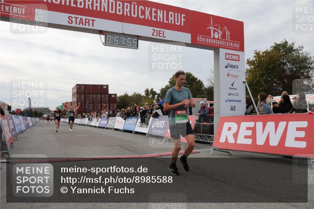 03.10.2025 - Köhlbrandbrückenlauf Yannick Fuchs http://msf.ph/oto/8985588 03.10.2025 15:57:53 Ziel 7051, 7087, 7127, 7131, 7570, 9438 meine-sportfotos.de