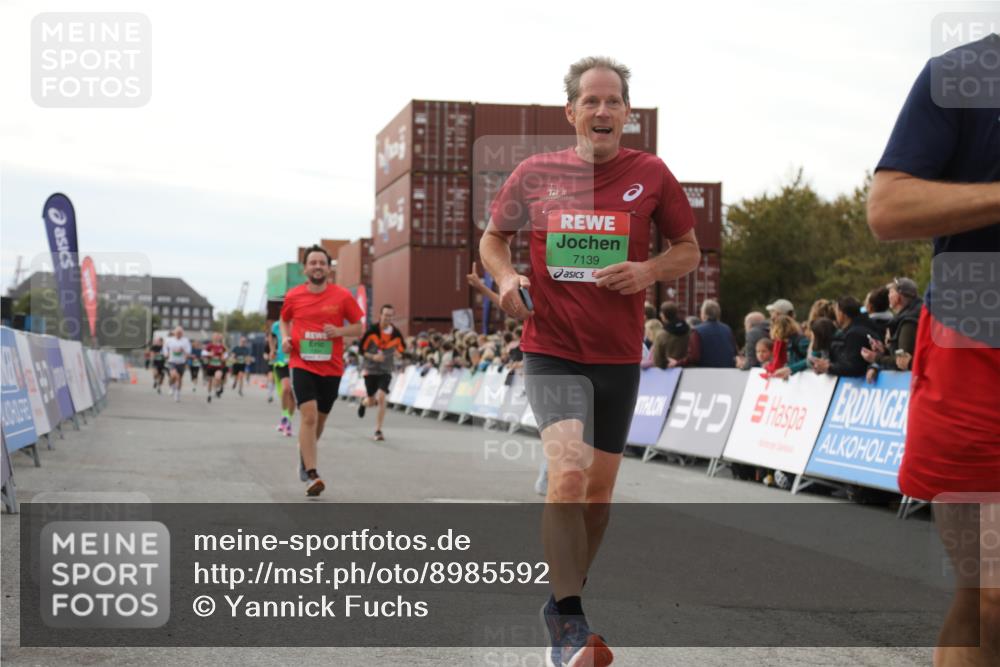 03.10.2025 - Köhlbrandbrückenlauf Yannick Fuchs http://msf.ph/oto/8985592 03.10.2025 16:10:19 Ziel 7139, 7217, 7304, 7421, 8097, 8932, 8989, 9348, 9349, 9542 meine-sportfotos.de