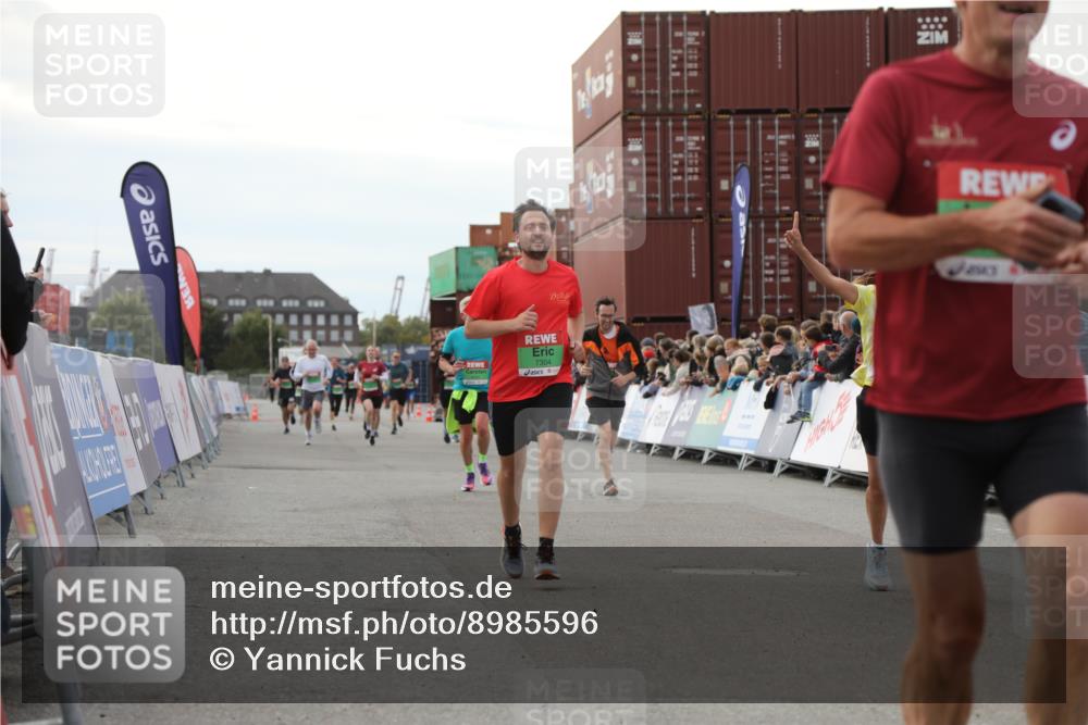 03.10.2025 - Köhlbrandbrückenlauf Yannick Fuchs http://msf.ph/oto/8985596 03.10.2025 16:10:20 Ziel 7139, 7217, 7304, 7421, 7648, 8097, 8932, 8989, 9348, 9542 meine-sportfotos.de