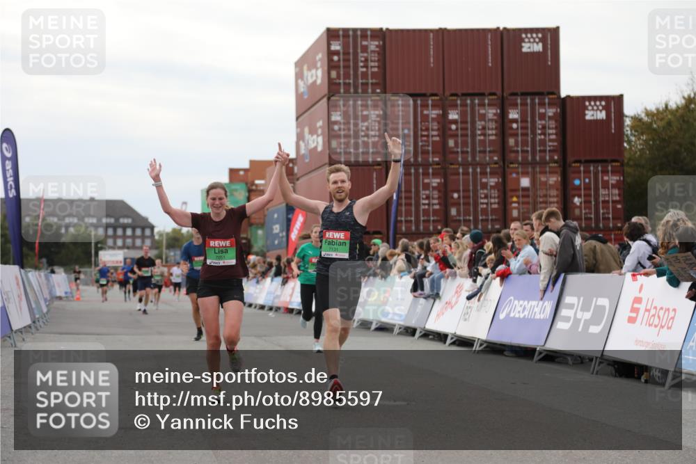 03.10.2025 - Köhlbrandbrückenlauf Yannick Fuchs http://msf.ph/oto/8985597 03.10.2025 15:57:54 Ziel 7051, 7087, 7127, 7131, 7570, 9438 meine-sportfotos.de