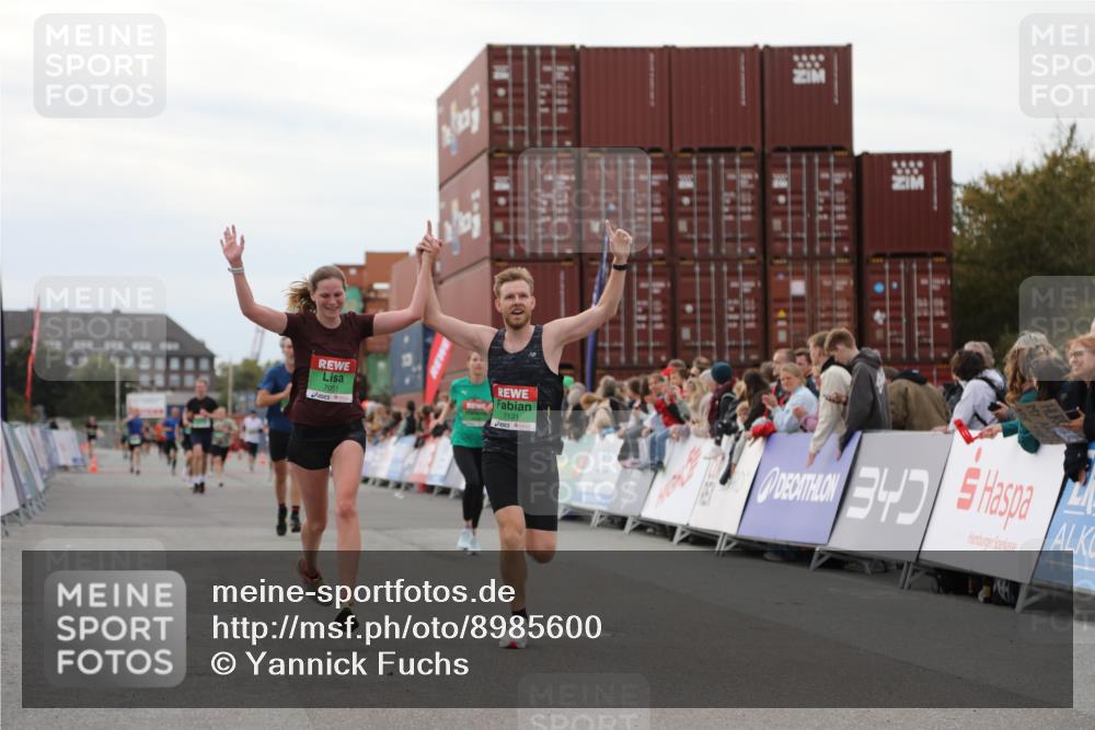 03.10.2025 - Köhlbrandbrückenlauf Yannick Fuchs http://msf.ph/oto/8985600 03.10.2025 15:57:54 Ziel 7051, 7087, 7127, 7131, 7570, 9438 meine-sportfotos.de