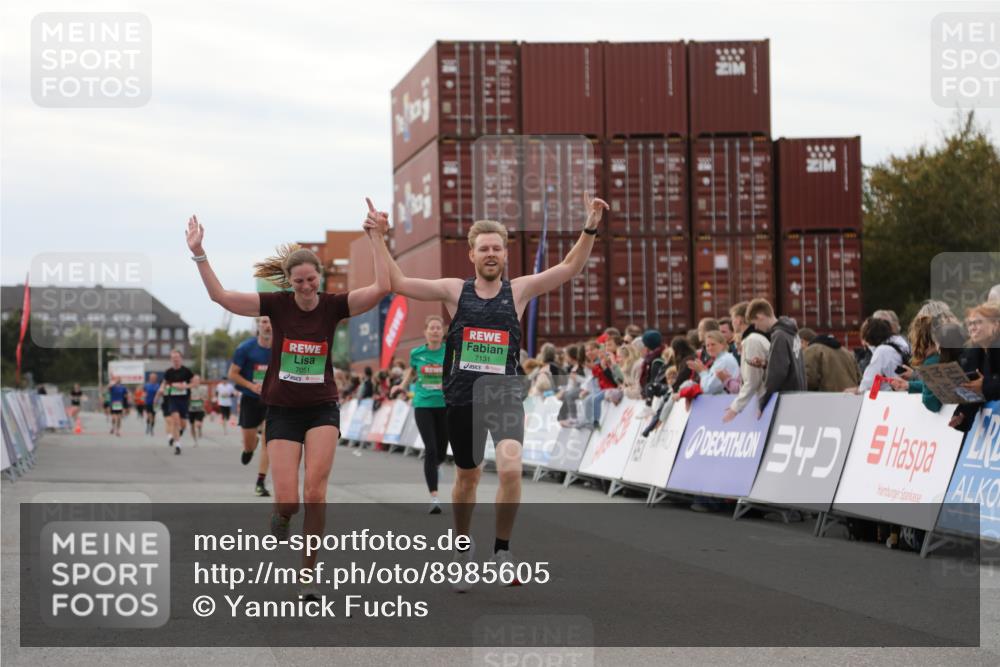 03.10.2025 - Köhlbrandbrückenlauf Yannick Fuchs http://msf.ph/oto/8985605 03.10.2025 15:57:54 Ziel 7051, 7087, 7127, 7131, 7570, 9438 meine-sportfotos.de
