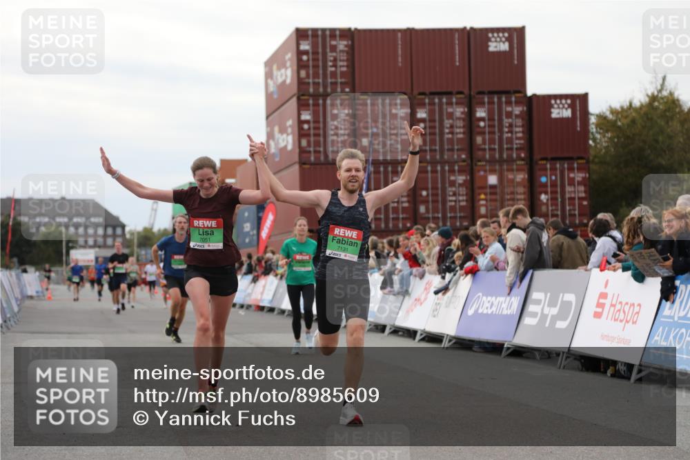 03.10.2025 - Köhlbrandbrückenlauf Yannick Fuchs http://msf.ph/oto/8985609 03.10.2025 15:57:54 Ziel 7051, 7087, 7127, 7131, 7570, 9438 meine-sportfotos.de