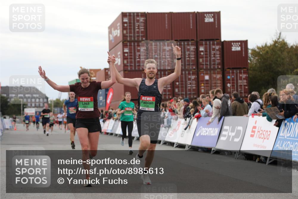 03.10.2025 - Köhlbrandbrückenlauf Yannick Fuchs http://msf.ph/oto/8985613 03.10.2025 15:57:54 Ziel 7051, 7087, 7127, 7131, 7570, 9438 meine-sportfotos.de