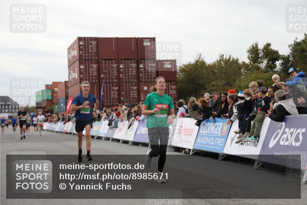 03.10.2025 - Köhlbrandbrückenlauf Yannick Fuchs http://msf.ph/oto/8985671 03.10.2025 15:57:57 Ziel 7029, 7051, 7087, 7131, 7577, 9438 meine-sportfotos.de