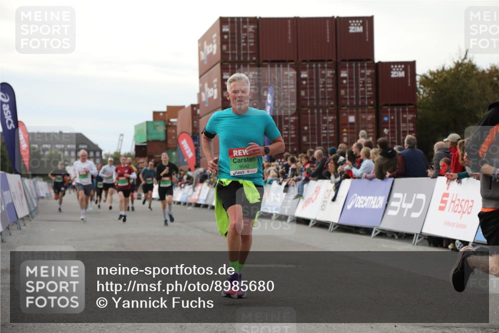03.10.2025 - Köhlbrandbrückenlauf Yannick Fuchs http://msf.ph/oto/8985680 03.10.2025 16:10:24 Ziel 7112, 7126, 7217, 7304, 7384, 7385, 7648, 8097, 9542 meine-sportfotos.de